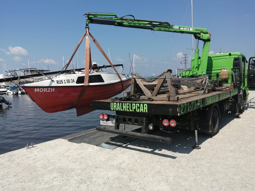Клиент заказал эвакуатор манипулятор для перевозки яхты и спуска на воду